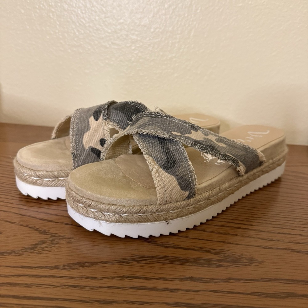 NWT Very G Laney Grey Camo Canvas Espadrille Platform Slide Sandals Size 10 - Picture 3 of 5